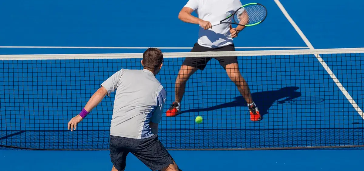 Djokovic besegrar Rune efter att ha förstört två racketar